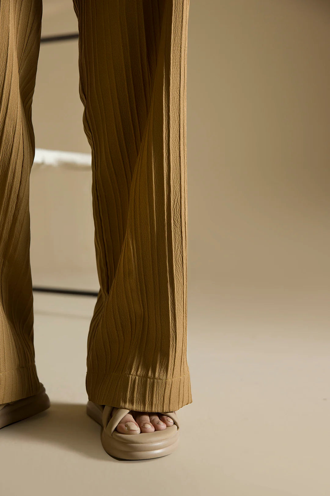 Tailored Wide-Leg Trousers – Brown