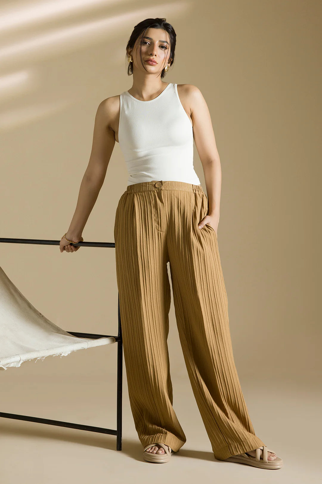 Tailored Wide-Leg Trousers – Brown