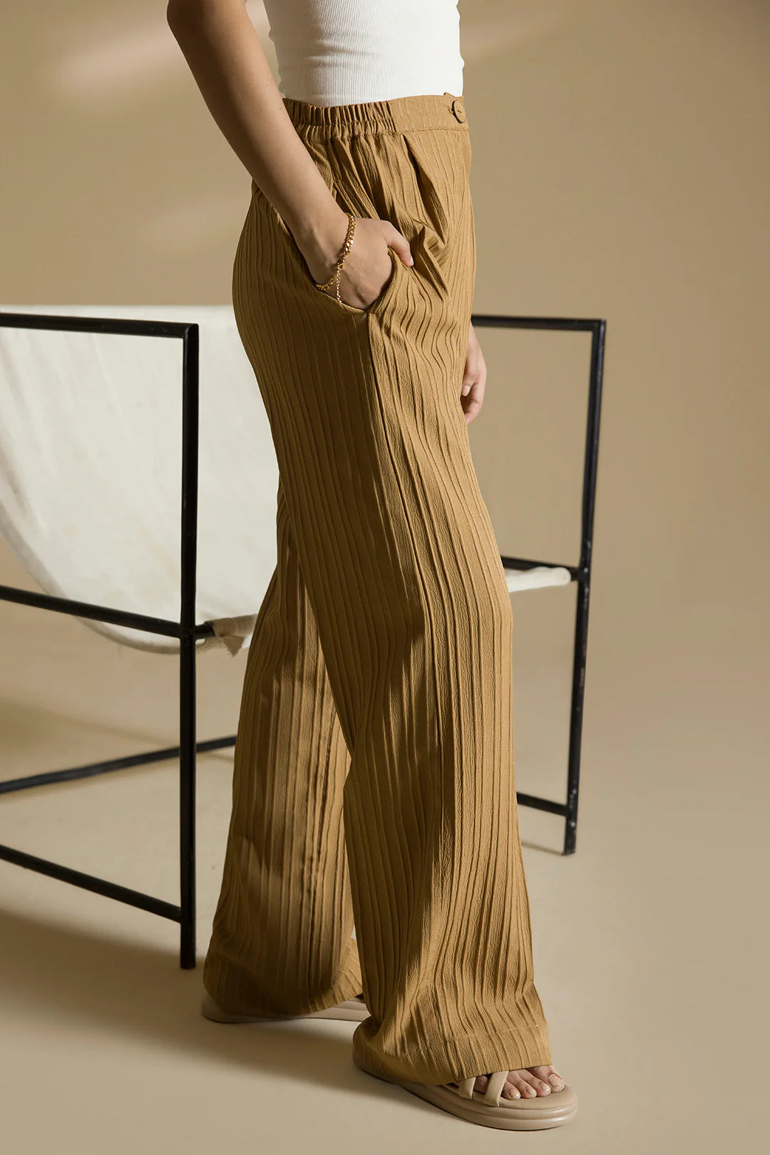Tailored Wide-Leg Trousers – Brown